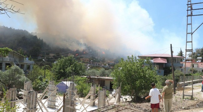 Antakya'daki orman yangını yerleşim yerlerini tehdit ediyor