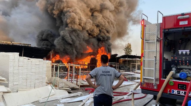 İzmir'de yalıtım malzemeleri fabrikasında çıkan yangın kontrol altına alındı