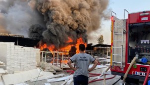 İzmir'de yalıtım malzemeleri fabrikasında çıkan yangın kontrol altına alındı