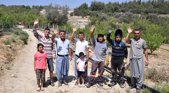 BÜYÜKŞEHİR HEM ÜRETİCİLERE HEM TOPRAĞA BEREKET VERİYOR BÜYÜKŞEHİR'İN SULAMA BORUSU DESTEĞİ İLE TOPRAK SUYA KAVUŞUYOR "KÖYÜMÜZ ARTIK CENNET OLDU"