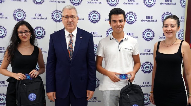 Ege Üniversitesinde yeni kayıt heyecanı. Başarılı öğrencilerin kayıtlarını Rektör Prof. Dr. Budak yaptı
