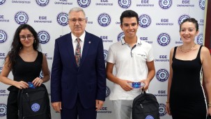 Ege Üniversitesinde yeni kayıt heyecanı. Başarılı öğrencilerin kayıtlarını Rektör Prof. Dr. Budak yaptı