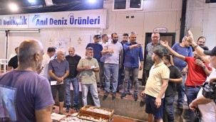 Başkan Uysal, balık mezadını yaptı