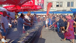 FOÇALI BALIKÇILAR 2 BİN KİŞİYE BALIK EKMEK DAĞITIP DENİZE AÇILDILAR