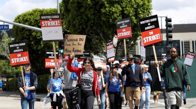 Hollywood'da senaristlerin 'tarihi grevi' resmen sona erdi