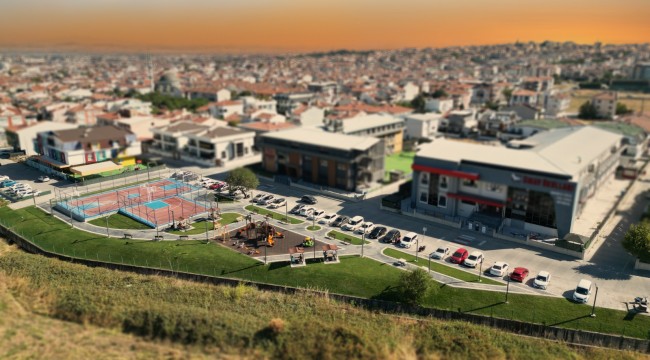  KARESİ BELEDİYESİ İLÇEYİ PARKLAR VE YEŞİL ALANLARLA DONATIYOR