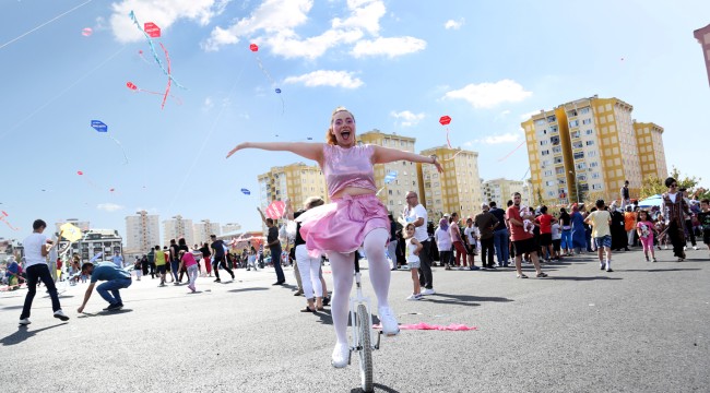 KÜÇÜKÇEKMECE'DE 10 BİN UÇURTMA GÖKYÜZÜYLE BULUŞTU