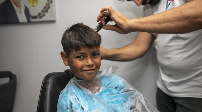 MOBİL KUAFÖR, MEVSİMLİK İŞÇİLERİN ÇOCUKLARINA HİZMET VERDİ ÇOCUKLAR MOBİL KUAFÖR'Ü ÇOK SEVDİ