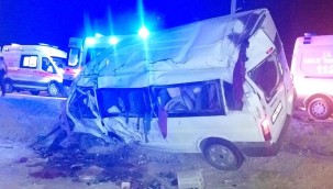 Niğde'de minibüsle otomobil çarpıştı: 8 yaralı