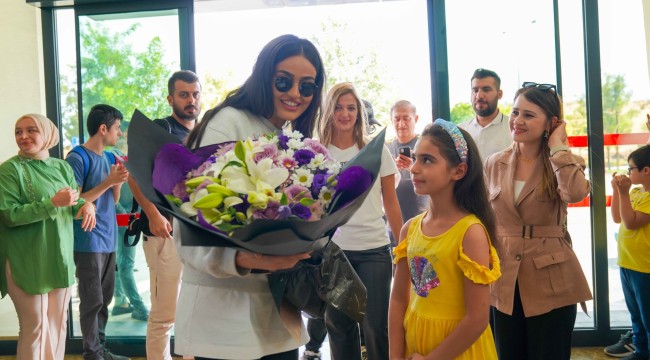 SEVİLEN SANATÇI ELİF BUSE DOĞAN ENGELSİZ YAŞAM MERKEZİ'NDE MİNİ KONSER VERDİ! 