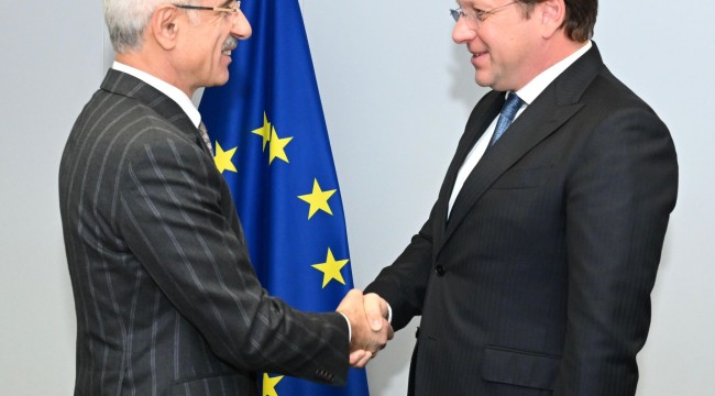 BAKAN URALOĞLU, KOMŞULUK VE GENİŞLEMEDEN SORUMLU AB KOMİSERİ OLİVER VÁRHELYI İLE GÖRÜŞTÜ  