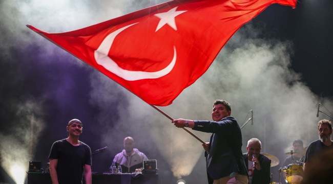 - Buca'da Cumhuriyet coşkusu meydanlara sığmadı