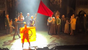 İklim aktivistleri bu kez Sefiller müzikalini durdurdu