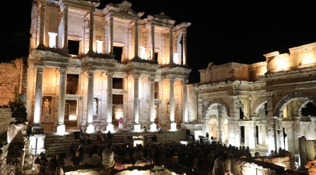 İZ BIRAKAN KADINLAR TARİHİ KENTTE SAHNE ALDI