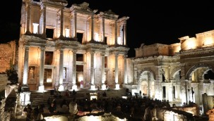 İZ BIRAKAN KADINLAR TARİHİ KENTTE SAHNE ALDI