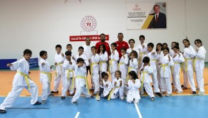 Malatya'da konteyner kentte kalan çocuklara karate kıyafeti desteği