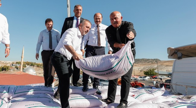 SİNCAN BELEDİYESİNDEN ÜRETİCİLERE TOHUM DESTEĞİ TOHUM DESTEĞİ ÇİFTÇİNİN YÜZÜNÜ GÜLDÜRDÜ