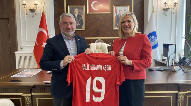 Başkan Aşgın'a milli takım forması