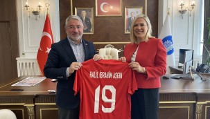 Başkan Aşgın'a milli takım forması