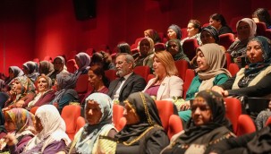 BAŞKAN BOZDOĞAN, TARSUSLU KADINLARLA BİRLİKTE ATATÜRK FİLMİNİ İZLEDİ