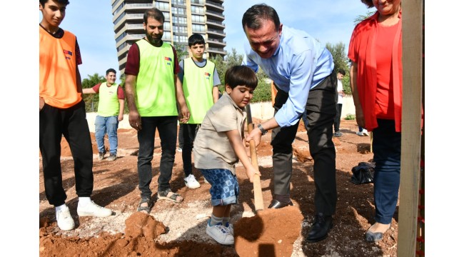 Başkan Özyiğit, öğrencilerle jakaranda fidanlarını toprakla buluşturdu