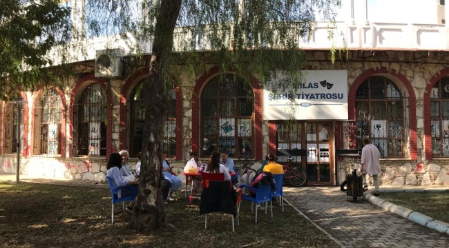 DRAMA KURSU HEM ÇOCUKLARI HEM ANNE BABALARI MUTLU EDİYOR