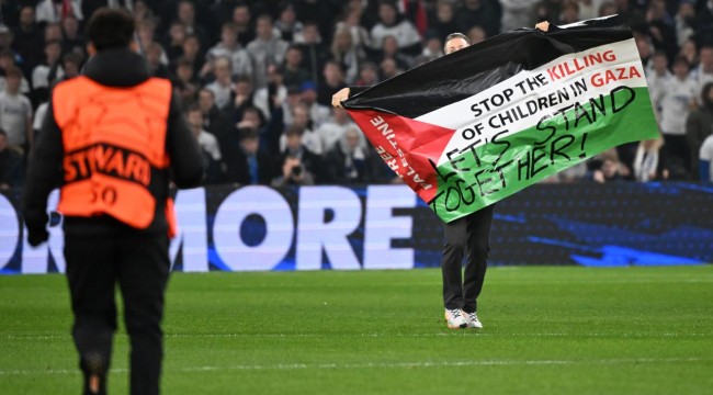İsrail'e yeşil sahada tepki: Gazze'deki çocukları öldürmeyi durdurun