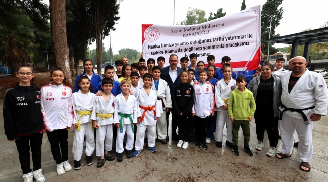 Önceki dönem Gençlik ve Spor Bakanı, AK Parti İzmir Milletvekili Dr. Mehmet Muharrem Kasapoğlu, yenileme çalışmaları devam eden Manisa 19 Mayıs Stadı'nda incelemelerde bulundu.