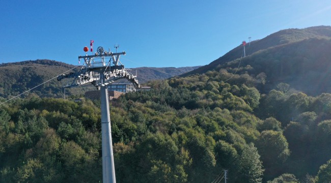 Teleferik'te ana hat boyunca haberleşme halatı