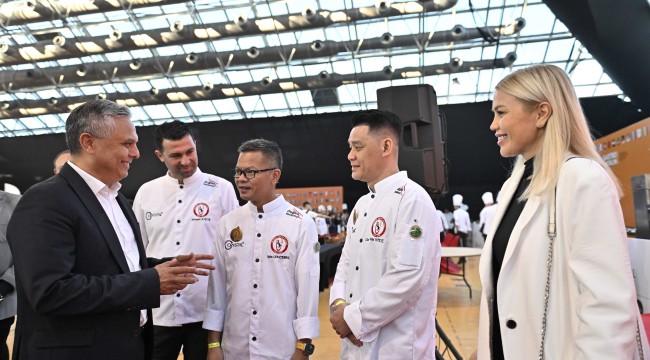 Uysal, GastroAntalya'yı ziyaret etti