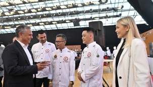 Uysal, GastroAntalya'yı ziyaret etti