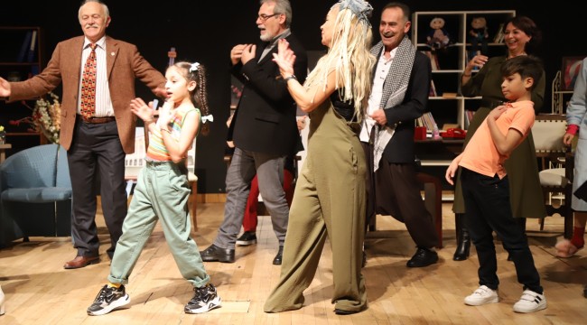 "Araba Kabağa Dönmeden" Adlı Tiyatro Oyunu Kartal'da Sahnelendi