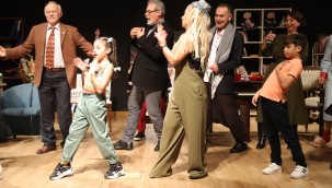 "Araba Kabağa Dönmeden" Adlı Tiyatro Oyunu Kartal'da Sahnelendi