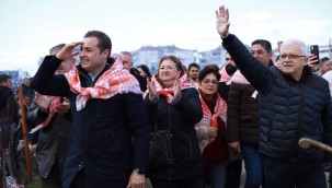 BURHANİYELİLER DEVE GÜREŞİ HEYECANINI DOYASIYA YAŞADI