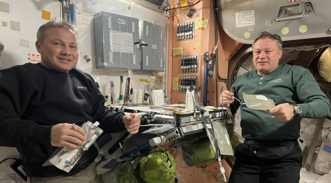 İlk Türk astronot Gezeravcı, uzayda yemek yediği fotoğrafı paylaştı