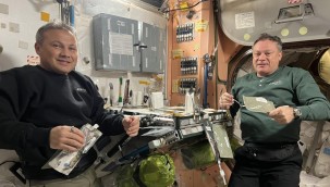 İlk Türk astronot Gezeravcı, uzayda yemek yediği fotoğrafı paylaştı