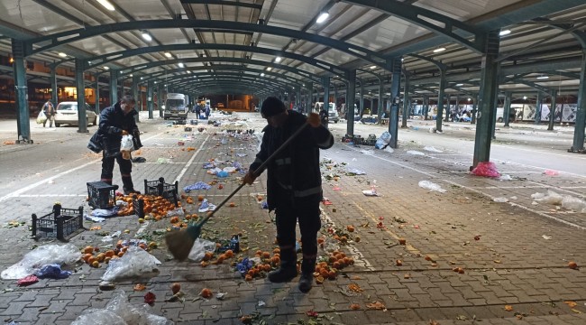  KARESİ'DE KÖŞE BUCAK TEMİZLİK SÜRÜYOR