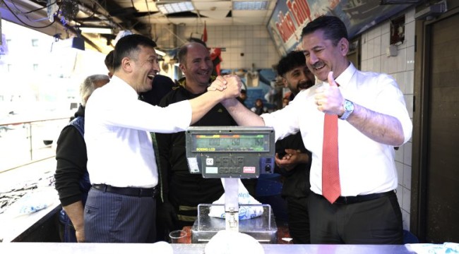 AK Parti İzmir Adayı Dağ balık tezgahının başına geçti