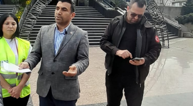 GAZETE BUCA'NIN GENEL YAYIN YÖNETMENİ AZİZ TEKİN BUCA BELEDİYESİ ÖNÜNDE CHP'NİN BELEDİYECİLİĞİ VE BAŞARISIZ ADAY SEÇİMLERİ ÜZERİNE ELEŞTİRİDE BULUNDU.