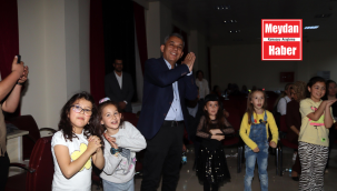Başkan Hakan sinema etkinliğinde çocuklarla oyunlar oynadı