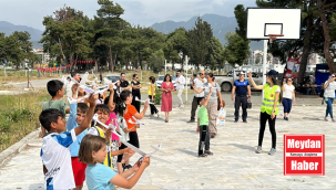 Hatay'da depremzede çocuklar model uçak etkinliğinde eğlendi