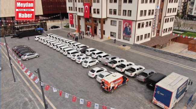 YUNUSEMRE BELEDİYESİ'NİN İHTİYAÇ FAZLASI 48 ARACI MEYDANDA SERGİLENDİ