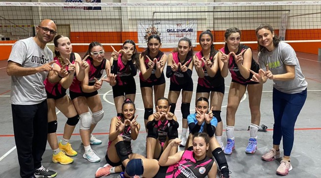 35 Yıldız Voleybol Takımı İZMİR'E DAMGASINI VURDU