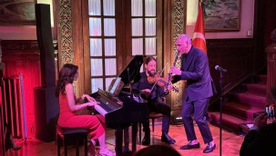 Atina'daki konserde Türkçe ve Yunanca şarkılar dinleyiciyle buluştu