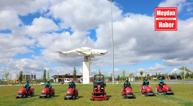 BÜYÜKŞEHİR, 60 BİN METREKARELİK ÇİM ALANINI 1 GÜNDE BİÇEBİLEN ARACI TEMİZLİK FİLOSUNA KATTI