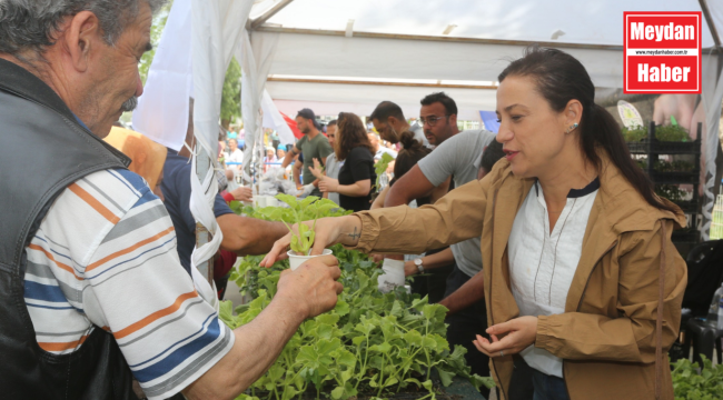 EFES SELÇUK BELEDİYESİ ATALIK TOHUMLARDAN ÜRETTİĞİ FİDELERİ HALKLA BULUŞTURDU