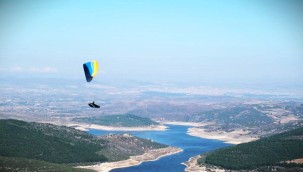 Üniversiteler yamaç paraşütü için Altıeylül'de buluşuyor