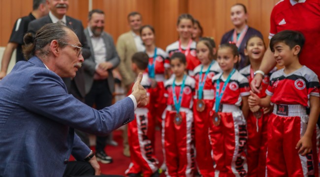 BAŞKAN BEŞİKÇİOĞLU ŞAMPİYONLARLA BİR ARAYA GELDİ!