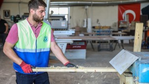 Buca'da ahşap atıklar kent mobilyasına dönüştürülüyor