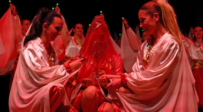 HOY-TUR'DAN "RENKLER"LE KUTLAMA